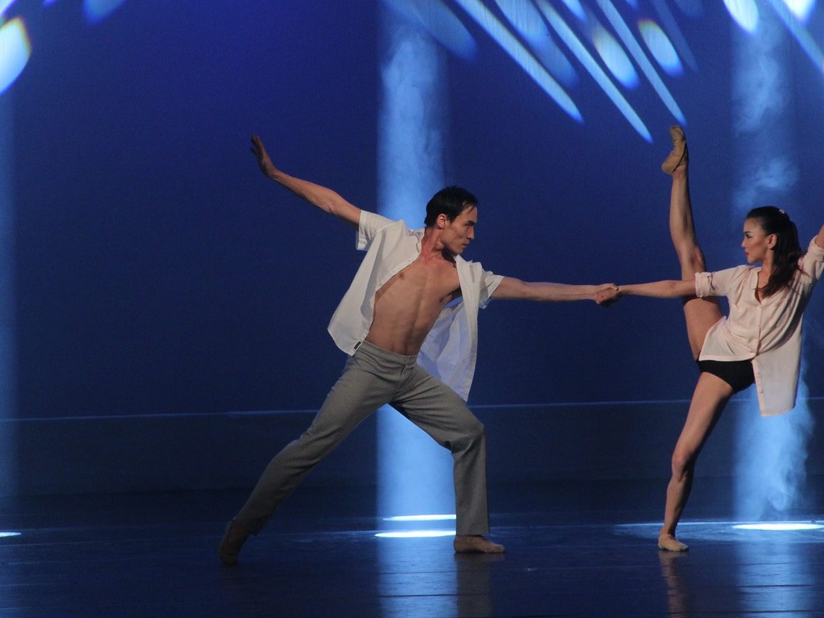 Two Nomadic Ballet dancers in a duet, lit in blue