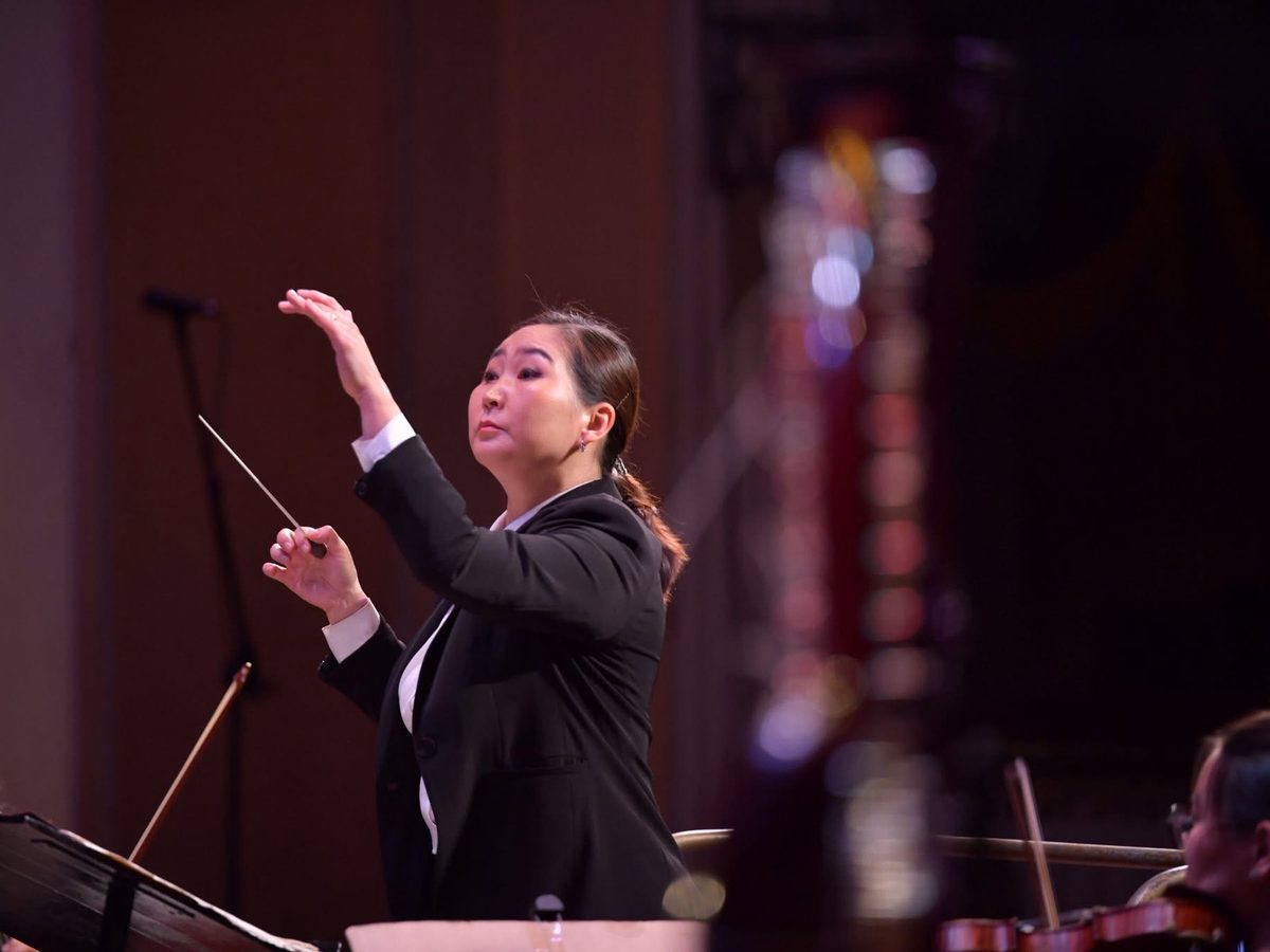 Gereltsetseg Tulaikhuu conducting the orchestra